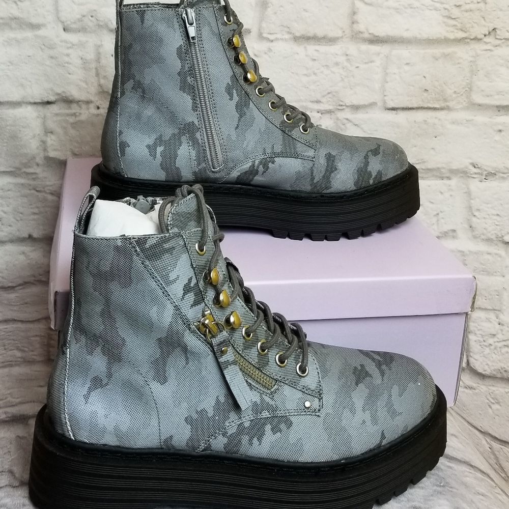 Madden Girl Mashh Grey Met Boots Sz8.5 Womens New